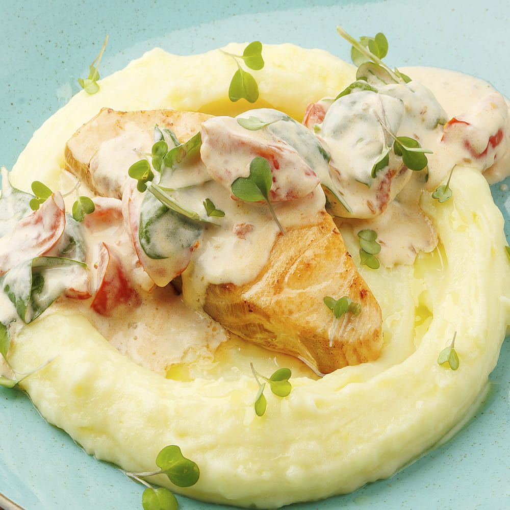 Филе лосося в печи в белом соусе со шпинатом и помидорами черри